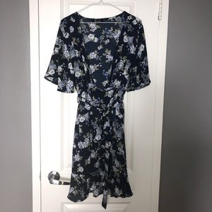 V-NECK FLORAL WRAP DRESS